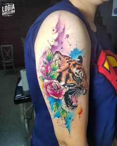 tatuaje_brazo_tigre_rosa_logia_barcelona_duda_lozano 